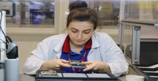 Ak Parti Heyeti Yerli Üretim Cep Telefonlarını Fabrikasında İnceledi