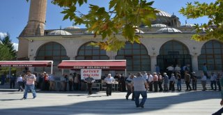 Gediz Belediyesi Halka Aşure Dağıttı