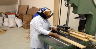 Çocukları İçin Organik Oyuncak Üretiyorlar