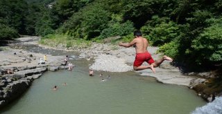 Sıcaktan Bunalanlar, Şelalelere Akın Etti