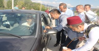 Bayram İçin Yola Çıkanlara Tuz İkram Ettiler