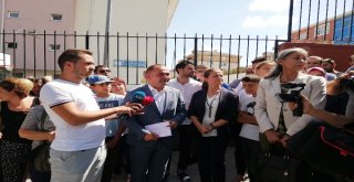 Beylikdüzünde, Belediyenin Okul Tadilat Çalışmalarının Durdurulmasına Tepki