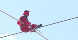 Çinde Sarı Nehir Üzerindeki İpte Nefes Kesen Yürüyüş