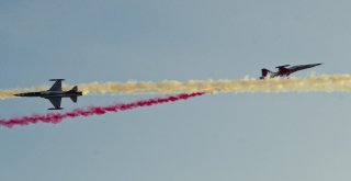 Türk Yıldızlarından Nefes Kesen Gösteri