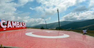 Çambaşı Yaylasına Seramikten Dev Türk Bayrağı
