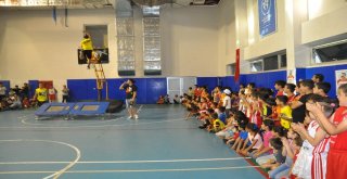 Terör Mağduru Şırnaklı Çocuklar, Akrobasi Basketbol Gösterisinde Gönüllerince Eğlendi