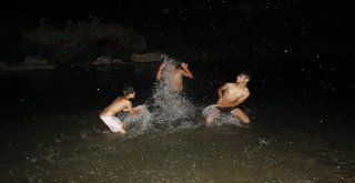 Çocukların Habur Çayında Tehlikeli Gece Eğlencesi