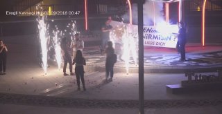 Kavşakta Yapılan Evlilik Teklifi Şehir Polis Kamerasına Takıldı
