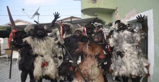 Keçi Derisi Giyip, Dana Kılından Bıyık Takıyorlar