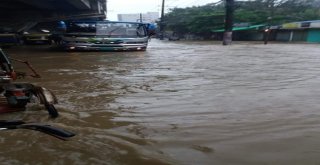 Bangladeşte Yağan Yağmur Taşkına Döndü