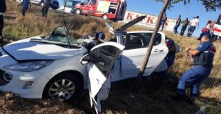 Tıra Arkadan Çarpan Otomobil Hurdaya Döndü: 2 Yaralı
