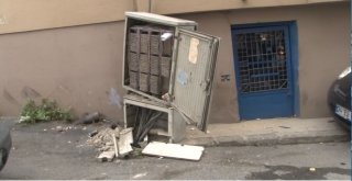 (Özel) Şişlide Aracıyla Duvara Çarpan Sürücü Şok Yaşadı