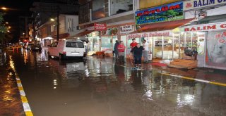 Trabzonun Araklı İlçesinde Şiddetli Yağış Etkili Oldu