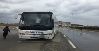 Otobüsle Otomobil Kafa Kafaya Çarpıştı; 2 Yaralı