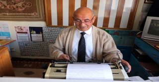 Unutulmaya Yüz Tutmuş Arzuhalcilik Mesleğini Yaşatıyor