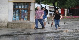 Bir Anda Bastırdı, Caddeler 5 Dakikada Göle Döndü