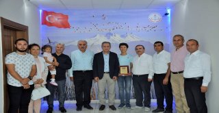 İl Milli Eğitim Müdürü Ekinci Lgsda Türkiye İkincisi Olan Kayrahan Kayayı Ödüllendirdi