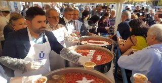 Üsküdar Belediyesi İlçe Meydanında 50 Bin Kişiye Aşure İkram Etti