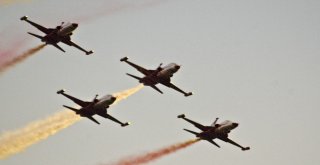 Türk Yıldızlarından Nefes Kesen Gösteri