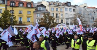 Polonyada “Üniformalı Memurlar” Hükümeti Protesto Etti