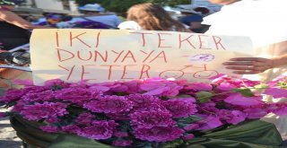 Süslü Kadınlar, Bisikletleri İle Alaçatıyı Renklendirdi