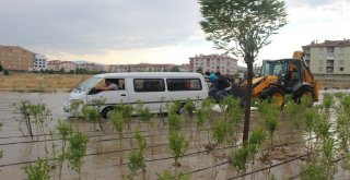 Suda Mahsur Kalan Minibüse İlginç Kurtarma