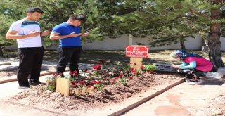 Bebeğiyle Şehit Olan Eşinin Doğum Gününü Mezarı Başında Kutladı