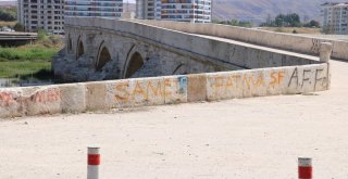 Tarihi Köprüdeki Aşk Sözleri Muhtarı İsyan Ettirdi