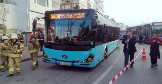 Kadıköyde Yol Çöktü, Özel Halk Otobüsünün Tekeri İçine Düştü