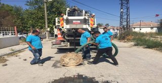 Paşaköy Mahallesinde Yağmursuyu Izgaralarına Temizlik