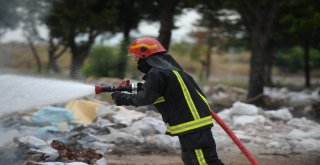 Bursada Boş Bir Araziye Bırakılan Tekstil Atıkları Alev Alev Yandı