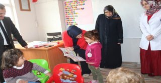 Kaymakam Abladan Minik Çocuklara Kitap