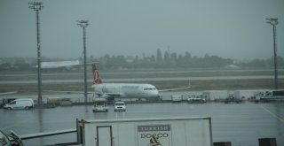 Atatürk Havalimanında Uçuşlara Şiddetli Yağış Engeli