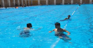 Bin 200 Çocuk Ve Genç Serinlemek İçin Olimpik Havuza Gidiyor
