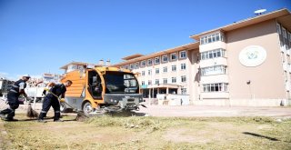 Selçukluda Okul Bahçeleri Temizlendi