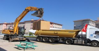 Okul Bahçesine Getirilen Dev Hediye Paketinden Phantom Savaş Uçağı Motoru Çıktı