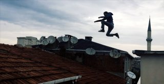 (Özel) İstanbulda Çılgın Gençler Takla Atarak Çatıdan Atladı