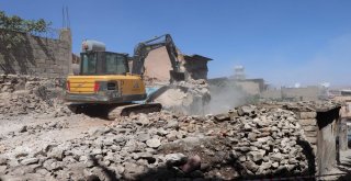 Siirtte 132 Metruk Bina Yıkıldı