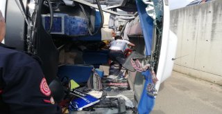 Trabzonda Kamyondan Kayan Direk Halk Otobüsünün İçine Girdi: 2 Ölü, 8 Yaralı