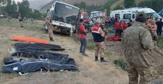 Ak Parti Üyelerini Taşıyan Otobüsle Otomobil Çarpıştı: 4 Ölü, 13 Yaralı
