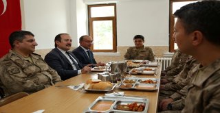 Vali Ali Hamza Pehlivan, Askerlerle Yemekte Bir Araya Geldi