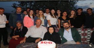 10 Yıl Önce Ameliyat Ettiği Hastasına 100. Yaşında Doğum Günü Sürprizi Yaptı