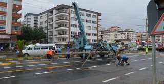 Yoldan Çıkan Otomobil Orta Refüjdeki Elektrik Direğine Çarptı: 3 Yaralı