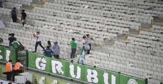 Konyaspor Taraftarı Fenerbahçe Maçı Sonrası Tribünlerdeki Çöpleri Topladı