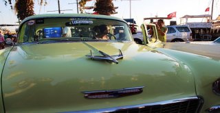 Klasik Otomobillerle Fotoğraf Çektirmek İçin Birbirleriyle Yarıştılar