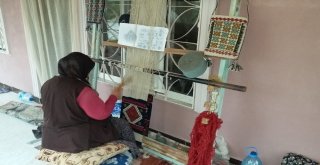 Günyüzünün Meşhur Zili Kilim Motiflerini Çantalara Dokuyor