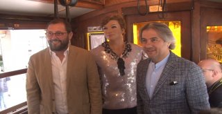 İstiklalde Balmumu Vatman Heykeli Nostaljik Tramvaya Renk Kattı