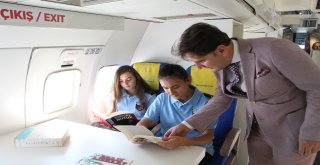 Kayıt Yaptırdıkları Okul Bahçesinde Dev Uçağı Görünce Şaşkına Döndüler