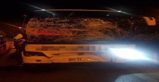 Yolcu Otobüsü İle Midibüs Çarpıştı: 2 Yaralı