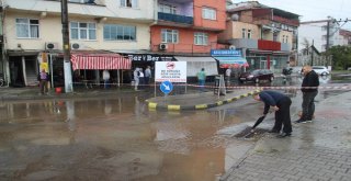 Aşırı Yağışlar Su Baskınlarına Yol Açtı